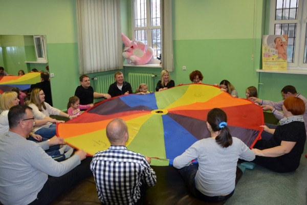 Wesoła grupa czekająca na drugie dziecko Wesoła grupa czekająca na drugie dziecko